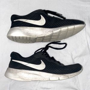 Nike black and white classic tennis shoes